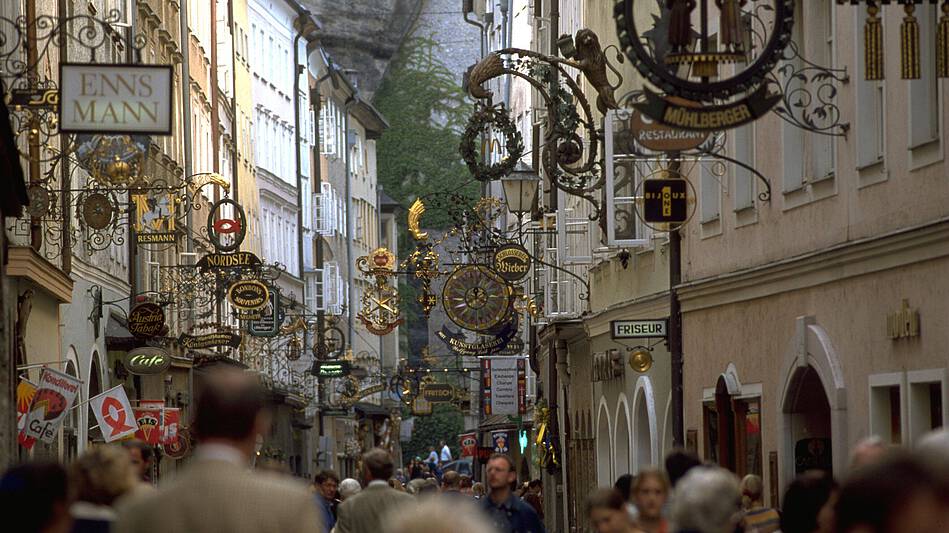 HOP ON HOP OFF Bus Tour Salzburg, Getreidegasse